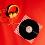 Eine Musik Schallplatte mit Kopfhörern daneben