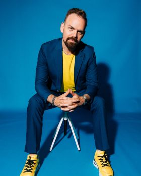 Bandmitglied der Coverband München Zanadu beim kreativen Fotoshooting